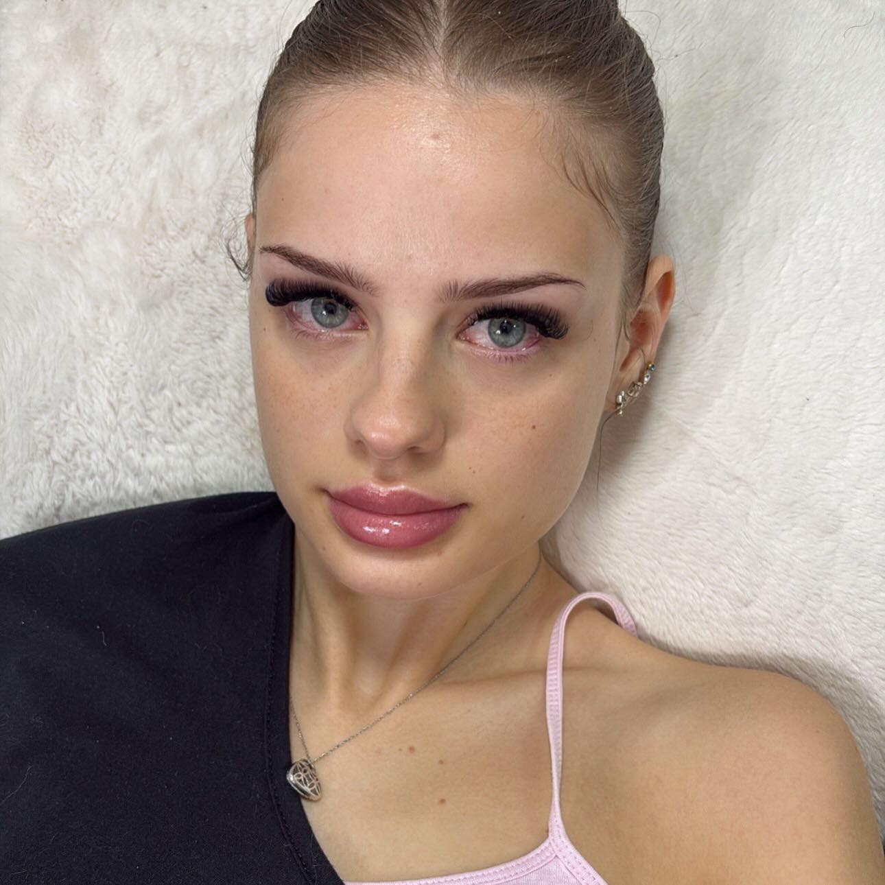 Simple, Chique & Effortless 🎀 

A babe set can be requested to be extremely light if you are looking for something more than a classic/angel look but less than a hybrid. All sets are catered to you and YOUR style🩰💕

JULY CALENDAR IS OPEN. LINK IN BIO🗓️ 

All signature lash products can be found on @dbo.lashed  website 🛒