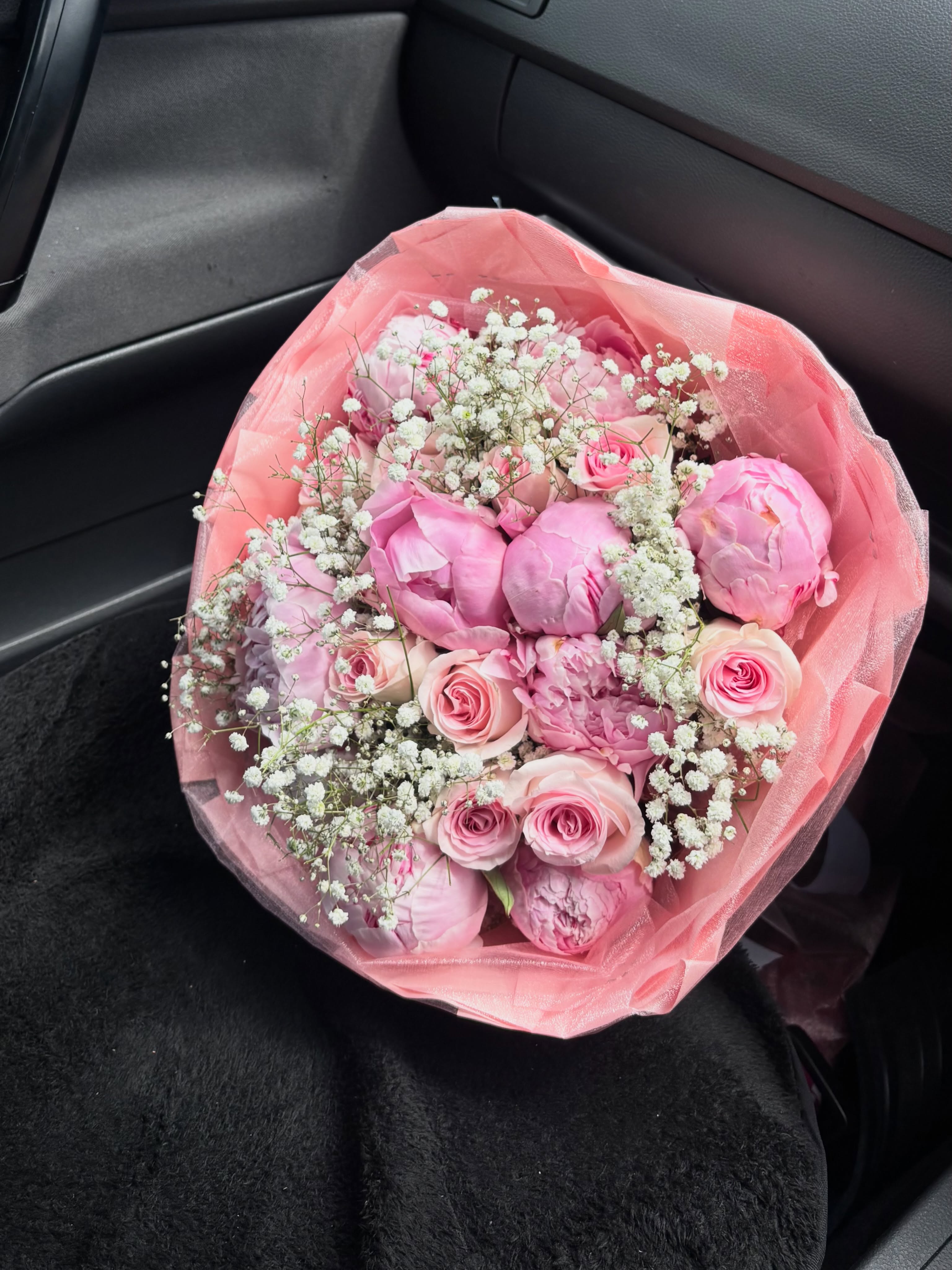 Peony season is my favorite season. 🌷🤍 #irishflorist #silkblossomstudio #peoniesbouquet #lacewrap