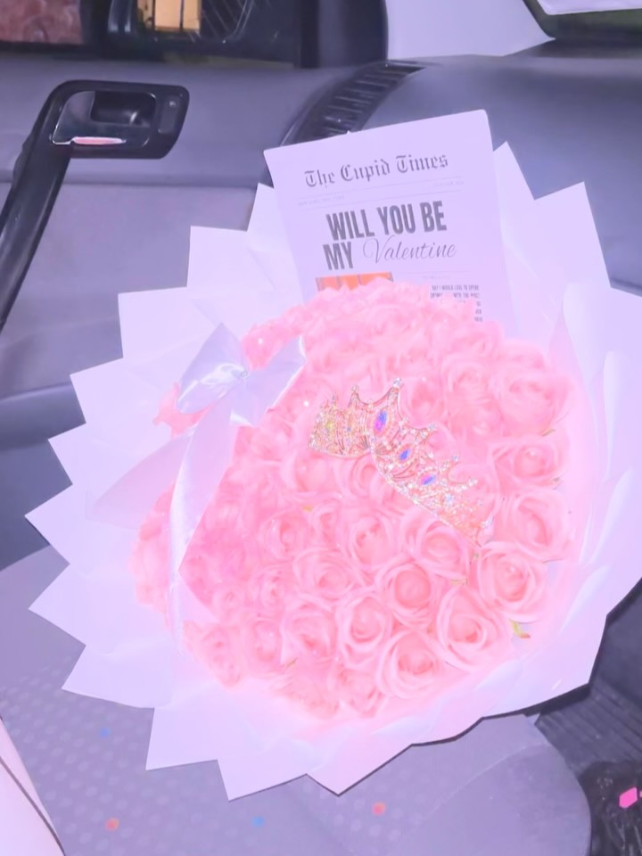 To order this design check out our order form linked in bio!💕 upload this photo as inspo ,📸select your desired size(pink roses) 🌹add newspaper printout 📰and selevt glitter ✨and a gold tiara (in our add ons section ) 👑+ white wrapping  and choose between delivery or collection!🎁 #pinkglitterroses #80roses #valentines
