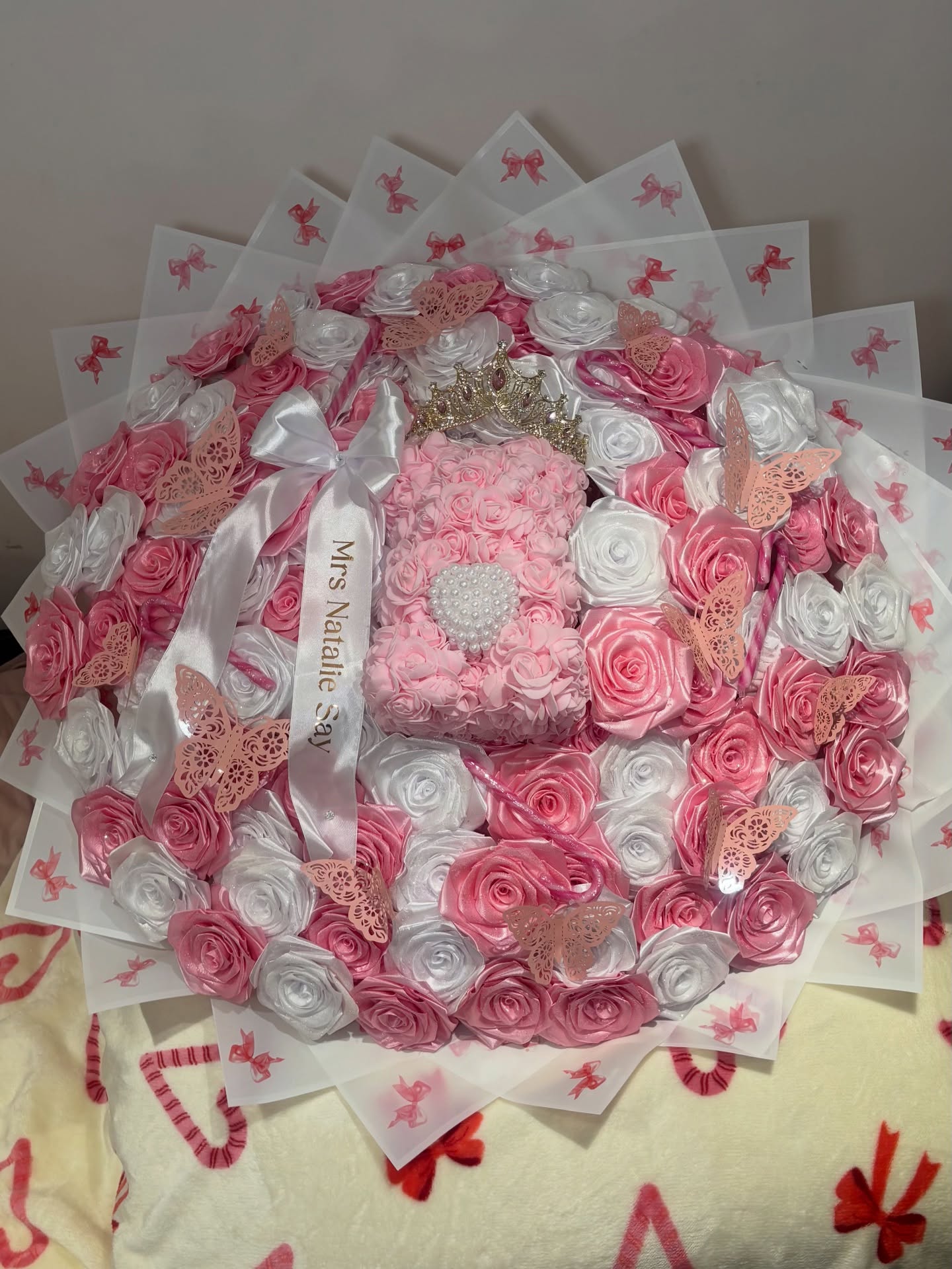 This customer went all out!!😍 100 roses with a teddy tiara & glitter + a bow🌸#100SilkRoses